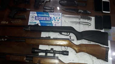 Iban de cacería y quedaron detenidos por violar la cuarentena y tener un arsenal de armas