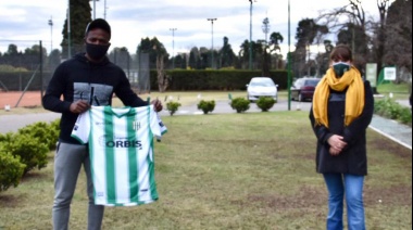 Mauricio Cuero regresó a la Argentina y ya está instalado en el predio de Banfield