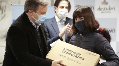 Cascallares, Trotta y Vila inauguraron el cuarto congreso de Educación en Brown y entregaron netbooks