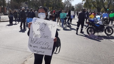 Protesta y acampe de policías por reclamo de aumento salarial en Adrogué