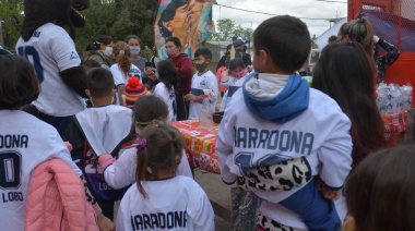 "Dale Lobo" repartió camisetas de Gimnasia en el barrio de Maradona