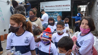 "Dale Lobo" repartió camisetas de Gimnasia en el barrio de Maradona