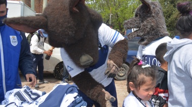 "Dale Lobo" repartió camisetas de Gimnasia en el barrio de Maradona