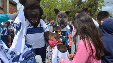 "Dale Lobo" repartió camisetas de Gimnasia en el barrio de Maradona