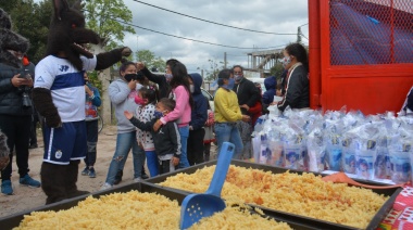 "Dale Lobo" repartió camisetas de Gimnasia en el barrio de Maradona