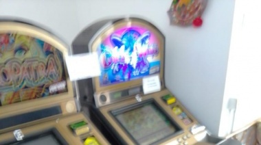 Golpe al juego clandestino: Incautaron 14 tragamonedas y 500 mil pesos de un casino ilegal