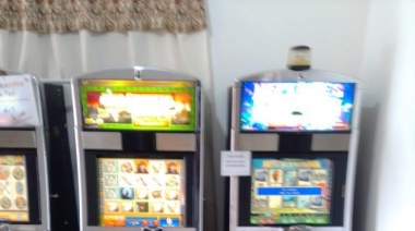 Golpe al juego clandestino: Incautaron 14 tragamonedas y 500 mil pesos de un casino ilegal