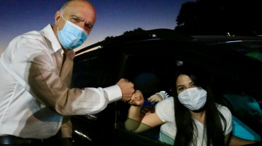 Grindetti asistió a la primera función del autocine de Lanús