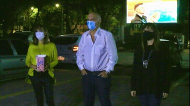 Vivoni anunció que además del autocine, en Lanús se piensa implementar el cine móvil en los parques