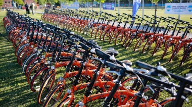 Cascallares y otros intendentes acompañaron a Arroyo en la entrega de bicicletas y kits a clubes de barrio