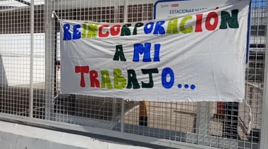 Fue despedido y se encadenó en el lugar para exigir su reincorporación