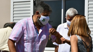 Entrega de viviendas a familias de trabajadores municipales
