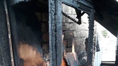 Una anciana perdió todo en un incendio y sus vecinos piden donaciones para reconstruir la casa