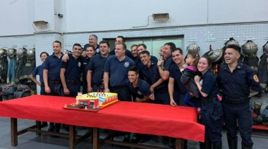 Mientras todos brindan ellos están al servicio de la comunidad