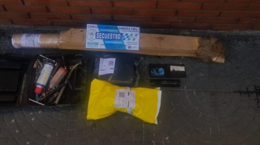 Robaron y huyeron a los tiros, pero cayeron tras volcar en una zanja