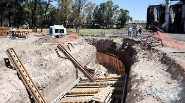 Cascallares supervisó avances de una obra hidráulica en Longchamps