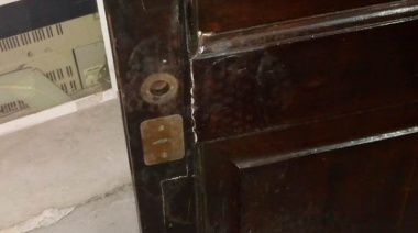 Rompió a patadas la puerta de una comisaría y trató de quitarle el arma a una policía