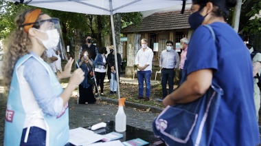 Cascallares participó del inicio de la vacunación a docentes y personas de riesgo en el distrito