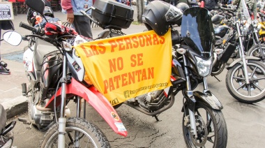 Motociclistas marchan contra la prohibición circular acompañados