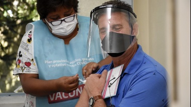 Cascallares supervisó un operativo de vacunación docente en la sede del Suteba