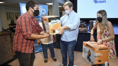 Cascallares participó de la entrega de kits de herramientas a emprendedores brownianos