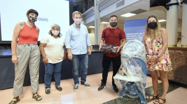Cascallares participó de la entrega de kits de herramientas a emprendedores brownianos