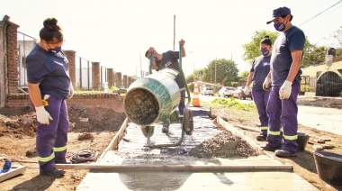 Gray recorrió la construcción de veredas comunitarias en Monte Grande
