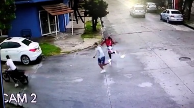 Una chica de 16 años corrió a dos motochorros para recuperar su celular
