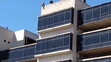 Le quitaron la tenencia de sus hijos y amenazó con tirarse de la terraza de Tribunales