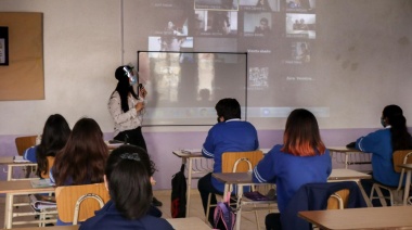 Grindetti entregó subsidios a una escuela para comprar elementos de cuidado sanitario