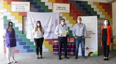 Grindetti entregó subsidios a una escuela para comprar elementos de cuidado sanitario