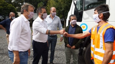Cascallares y Cabandié entregaron máquinas y herramientas para fortalecer la gestión ambiental en el municipio