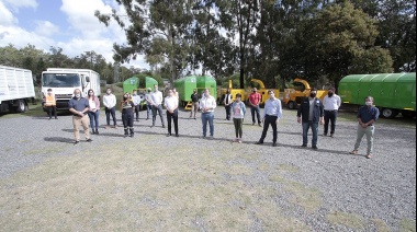 Cascallares y Cabandié entregaron máquinas y herramientas para fortalecer la gestión ambiental en el municipio