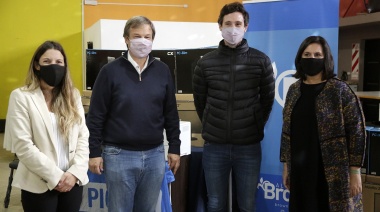Cascallares encabezó una entrega de computadoras, monitores e impresoras en Claypole