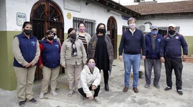 Cascallares encabezó una entrega de computadoras, monitores e impresoras en Claypole