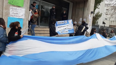 Padres autoconvocados marcharon a los entes municipales para reclamar las refacciones inmediatas en los colegios