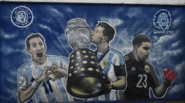 Russo inauguró un mural en homenaje a la Selección y visitó un club de barrio de Lanús