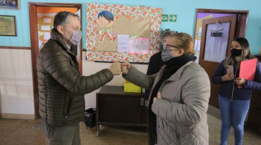 Gray recorrió obras de refacción y de calefacción en una escuela de 9 de Abril