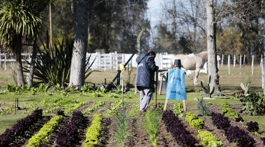 La comuna entregó plantines y semillas a vecinos que completaron un curso de huerta