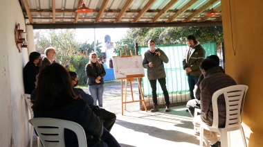 Por las obras de pavimentación en el Barrio Siglo XX, Gray se reunió con vecinos de El Jagüel