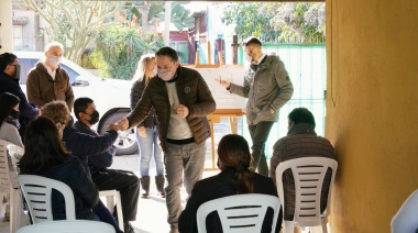 Por las obras de pavimentación en el Barrio Siglo XX, Gray se reunió con vecinos de El Jagüel