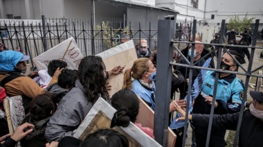 Martín Insaurralde: “Una minoría violenta intentó romper el Palacio Municipal”