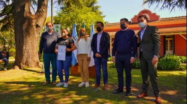 Gray y Nardini entregaron escrituras a más de 400 familias echeverrianas