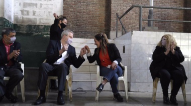 Perczyk visitó Lomas y entregó netbooks junto a Lesci