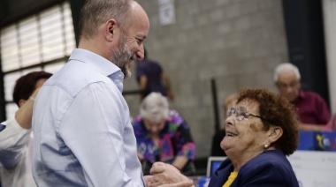 Insaurralde entregó subsidios y computadoras a 90 centros de jubilados