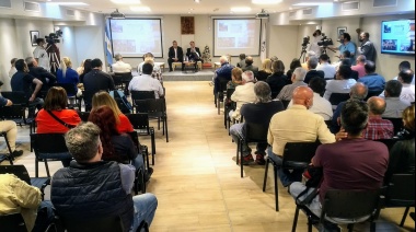 González Insfrán presentó el libro del Centro de Patrones y Oficiales Fluviales