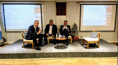 González Insfrán presentó el libro del Centro de Patrones y Oficiales Fluviales