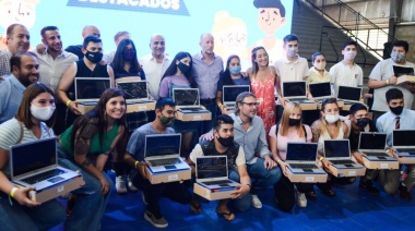 Insaurralde y Manzur entregaron netbooks del Conectar Igualdad Lomas