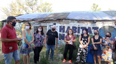 Gómez Alcorta visitó una huerta orgánica y proyectos textiles en Lanús