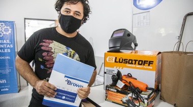 Cascallares y Fabiani encabezaron la entrega de maquinarias y herramientas a emprendedores